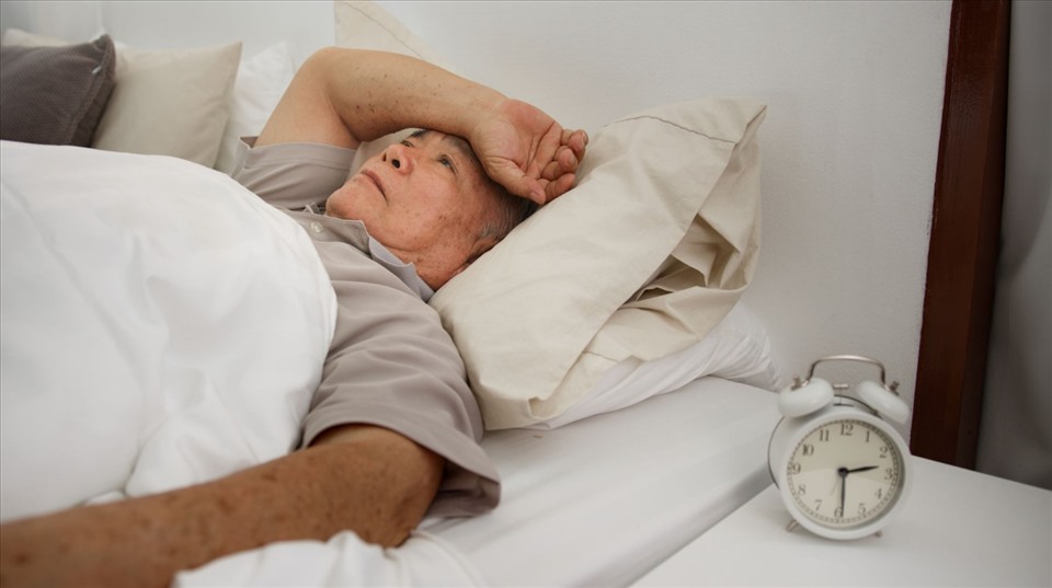 Người cao tuổi thường dễ bị mất ngủ do nhiều nguyên nhân, trong đó có chế độ ăn uống. Ảnh: Xinhua