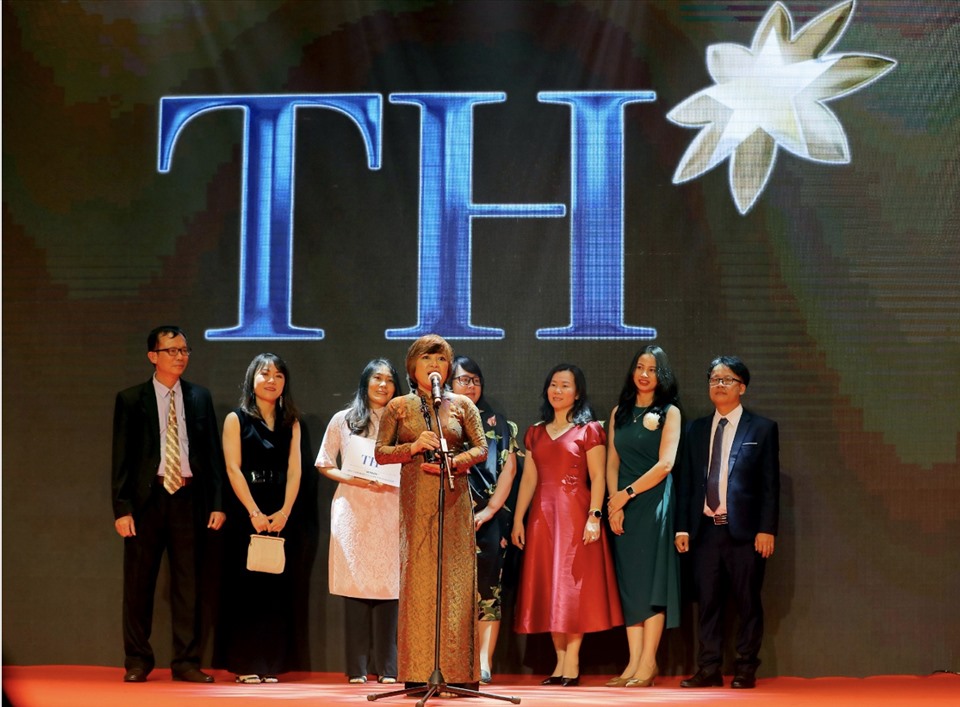 Bà Trần Thị Quyên, Giám đốc Nhân sự Tập đoàn TH phát biểu tại lễ trao giải Best Companies to Work for in Asia 2021.