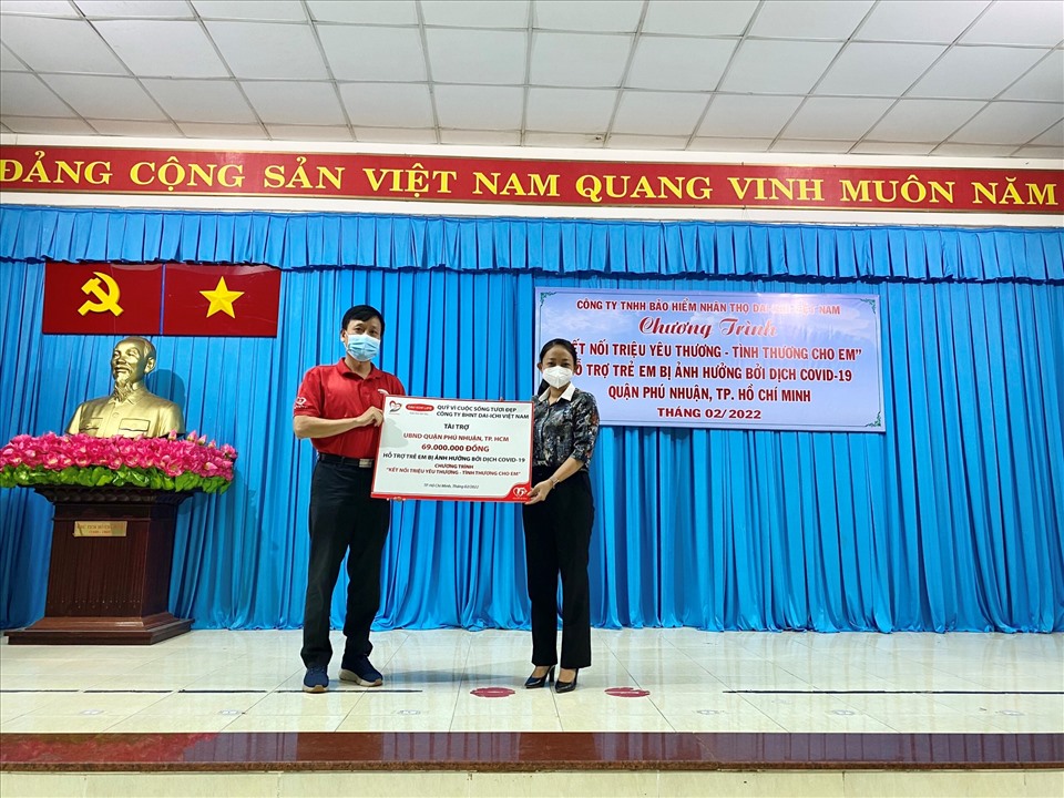 Ông Trần Đình Quân - Tổng Giám đốc Dai-ichi Life Việt Nam kiêm Chủ tịch Quỹ Vì cuộc sống tươi đẹp trao tấm séc tượng trưng số tiền tài trợ cho Bà Trần Huỳnh Nga – Trưởng phòng Lao động Thương binh và Xã hội quận Phú Nhuận. Ảnh P.Liên.