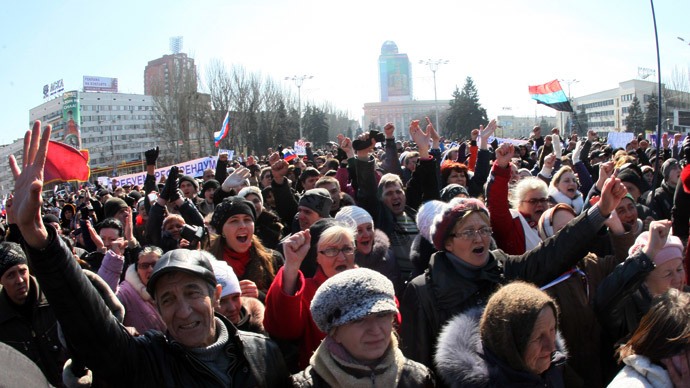 Người dân Crimea ủng hộ sáp nhập vào Nga năm 2014. Ảnh: RT