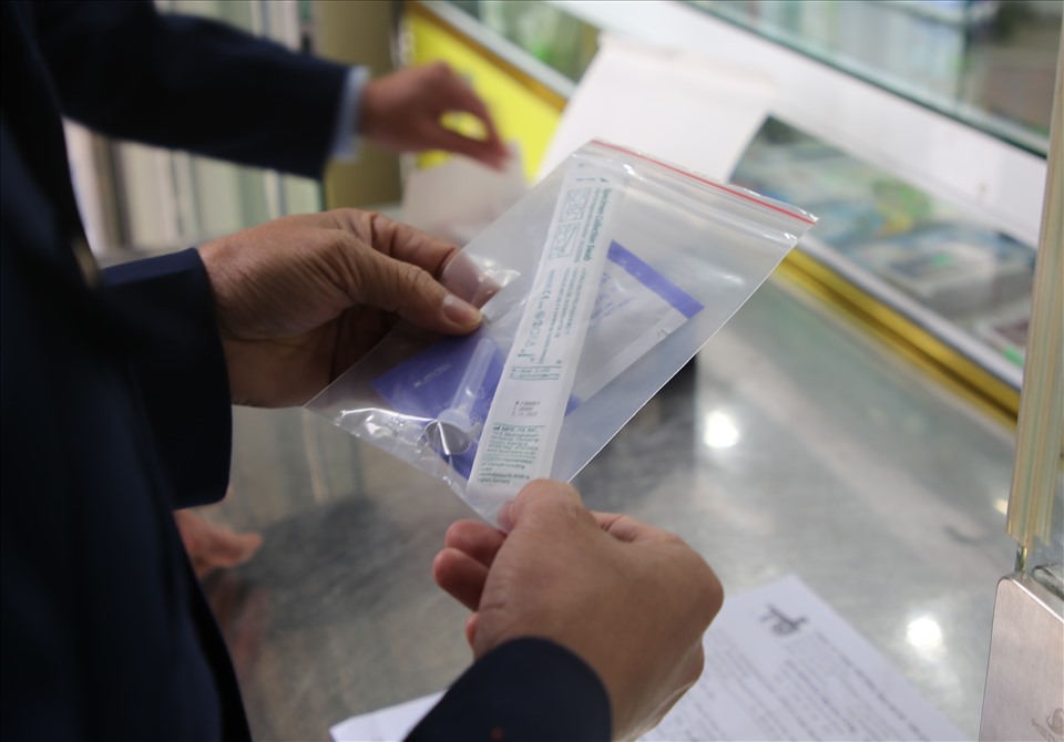 Bộ kit test nhanh COVID-19 khan hiếm, giá cao ở các quầy thuốc tại trung tâm tỉnh Quảng Trị. Ảnh: Hưng Thơ.