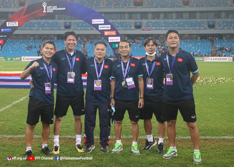 Huấn luyện viên Đinh Thế Nam (thứ ba từ phải sang) cùng với Trưởng đoàn Lưu Quang Điện Biên và các cộng sự trong ban huấn luyện đội tuyển U23 Việt Nam. Ảnh: VFF