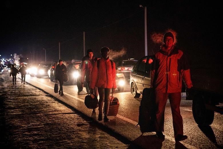 Người dân di chuyển từ Ukraina sang Ba Lan tại cửa khẩu Korczowa-Krakovets trong ngày 26.2. Ảnh: AFP