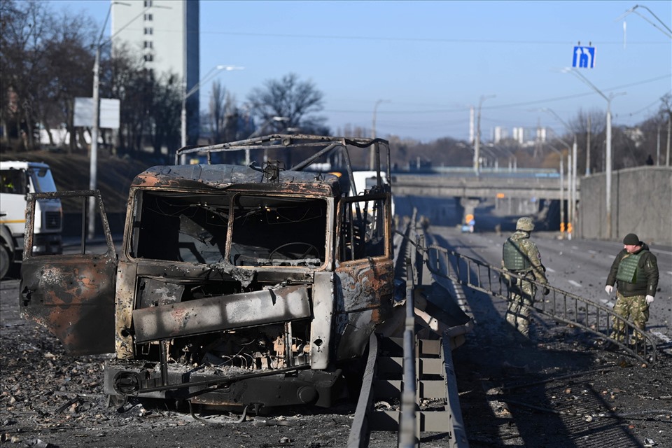 Phương tiện của quân đội Ukraina bị hư hại ở phía tây Kiev ngày 26.2. Ảnh: AFP