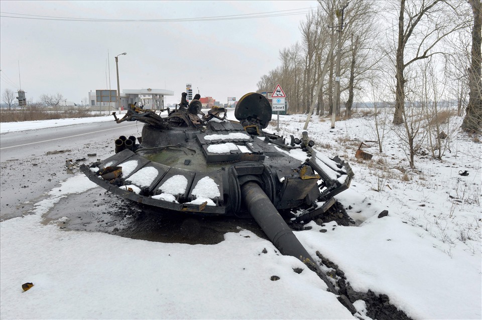 Xe tăng Nga bị phá hủy ở ngoại ô Kharkiv, Ukraina ngày 26.2. Ảnh: AFP