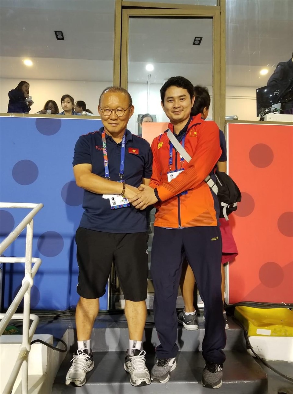 Bác sĩ Dương Tiến Cần từng nhiều lần cùng các đội tuyển quốc gia dự SEA Games, ASDIA và Olympic. Ảnh: FBNV