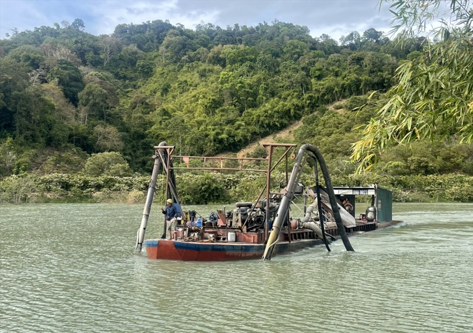 Một tàu hút cát đang hoạt động ở sông Krông Nô. Ảnh: Phan Tuấn