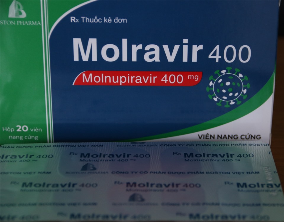 Theo công bố của Bộ Y Tế, thuốc Molnupiravir (400 mg) dạng viên nang cứng do Công ty Cổ phần Dược phẩm Boston Việt Nam sản xuất có giá là 11.500 đồng/viên. Dạng hộp có 1, 2, 5 vỉ x 10 viên/vỉ.