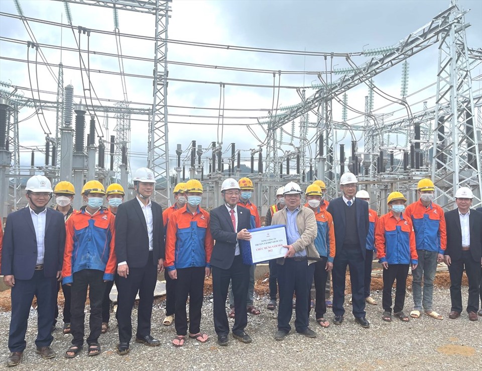 Lãnh đạo EVNNPT tặng quà cho nhà thầu thi công TBA 220kV Bắc Quang là Công ty CP Sông Đà 11-Thăng Long. Ảnh: Mai Phương