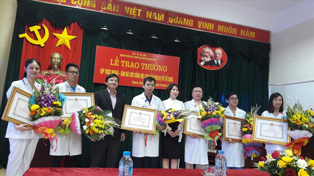 Đại diện Bộ Y tế trao tặng bằng khen cho các y bác sĩ (Ảnh: T.Linh)
