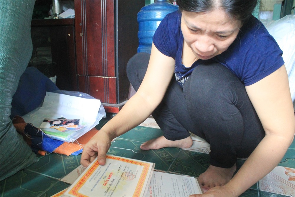 Bà Trang nghẹn ngào nước mắt khi nghĩ về người con xấu số.
