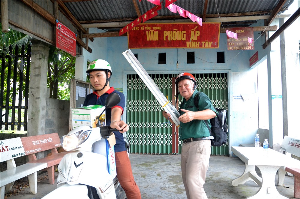 Trước mắt tôi là “Ông già Ozon” vô cùng nhiệt tình với công việc mang lại kiến thức và kỹ năng sử dụng điện hợp lý về ánh sáng và điện năng tiêu thụ cho người dân.
