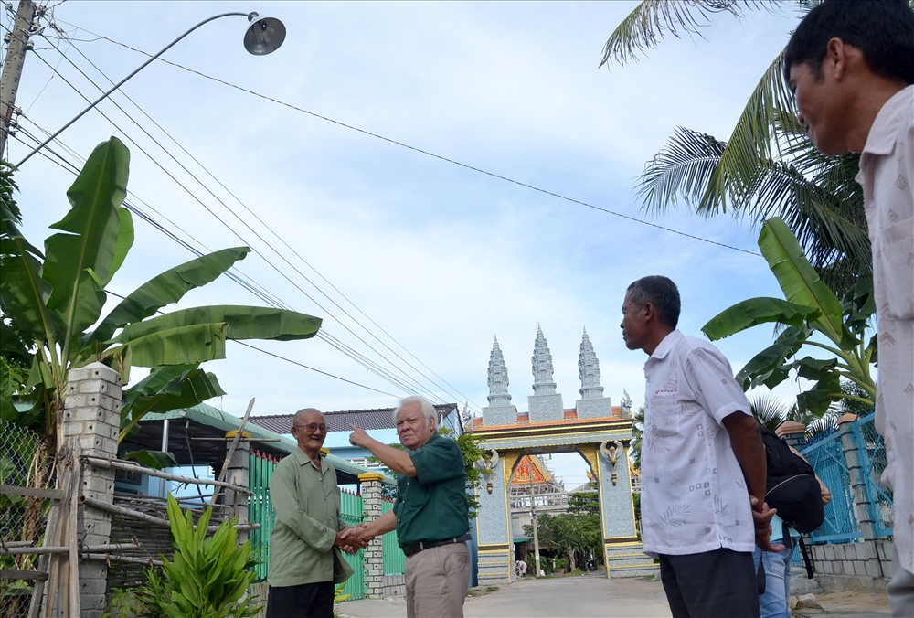 Ông cũng vào tận các phum, sóc để tư vấn điện cho đồng bào Khmer.