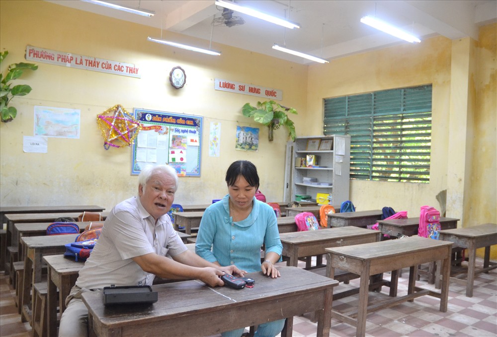 Phòng học ở trường Tiểu học A Tân Lợi rực ánh sáng sau khi lắp đặt hệ thống đèn Led thay cho hệ thống đền huỳnh quang, compact.