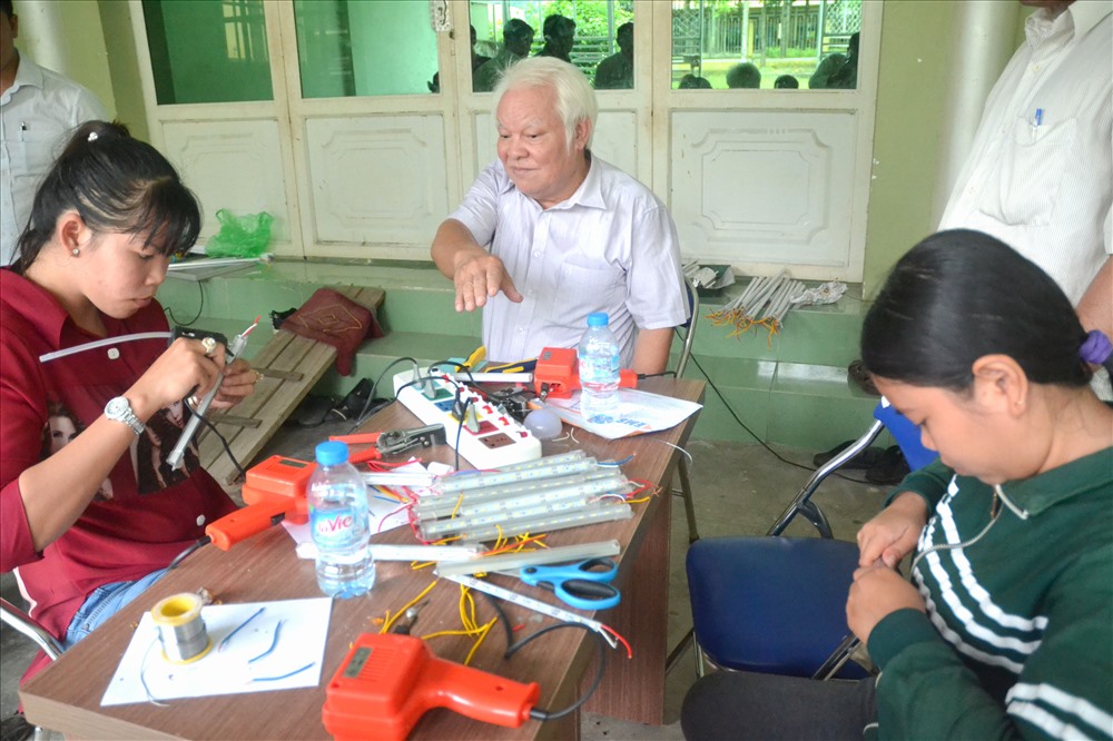 Trực tiếp hướng dẫn cho người dân tự tay lắp ráp đèn Led.