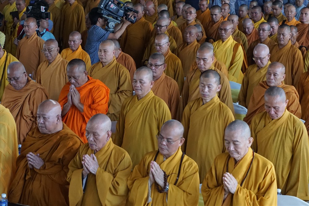 ại buổi lễ, trong phút tưởng niệm và cầu siêu cho các nạn nhân, hàng trăm người chắp tay, cúi đầu tưởng nhớ, thương cảm đối với những người đã ra đi mãi mãi sau TNGT.