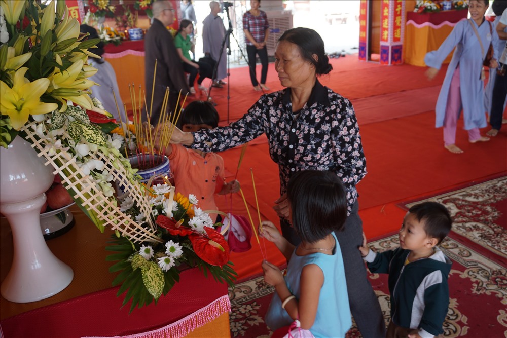 Thân nhân của những người tử vong vì TNGT thắp nhang cầu nguyện.