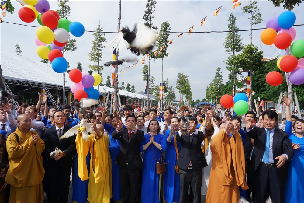 Các đại biểu thả chim bồ câu để cầu nguyện cho các nạn nhân tử vong vì TNGT.