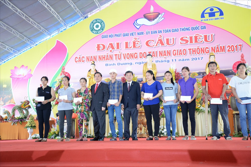 Các đại biểu tặng quà cho các gia đình có nạn nhân bị TNGT.