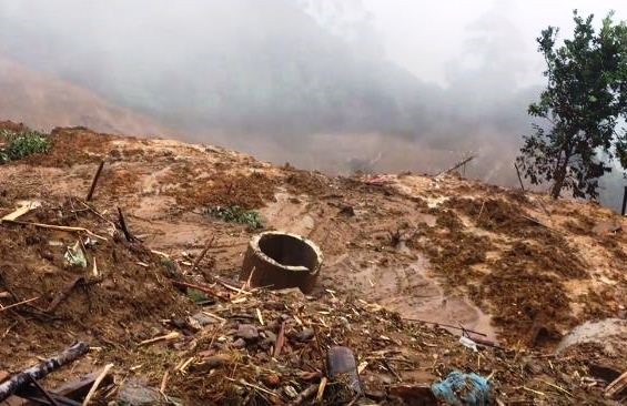Chẳng còn gì sau trận lở núi, có chăng chỉ còn không khí lạnh lẽo, hiu quạnh. Ảnh: LP