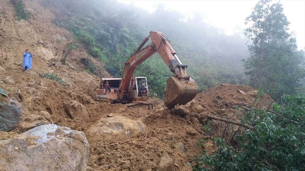 Giao thông vào hiện thôn 2 xã Trà Vân vẫn còn khó khăn. Nhiều đoạn chỉ có thể đi bộ mới qua được. Ảnh: LP