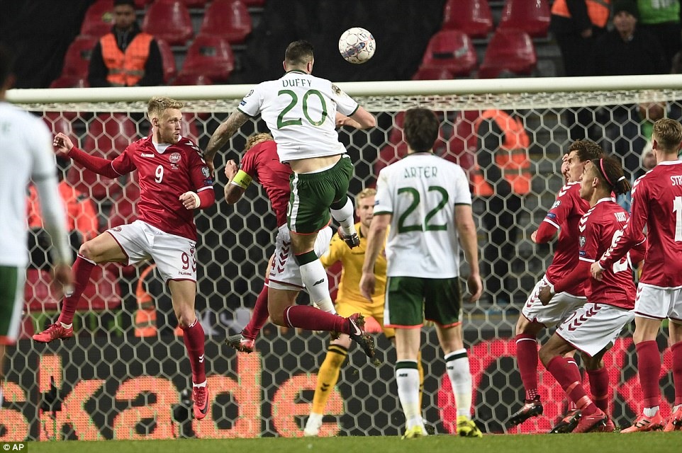 Một cơ hội hiếm hoi của CH Ireland trong hiệp 2 thuộc về Duffy. Ảnh: Reuters.