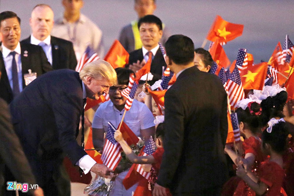 Cậu bé 11 tuổi được Tổng thống Mỹ Donald Trump tặng hoa.