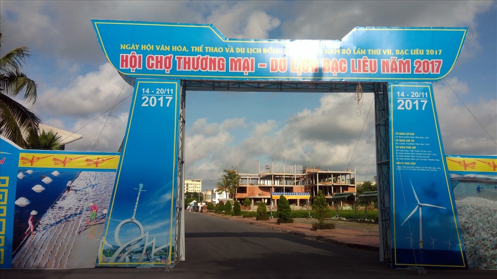 Cỗng chính đi vào khu Hội chợ triển lãm (ảnh Nhật Hồ)
