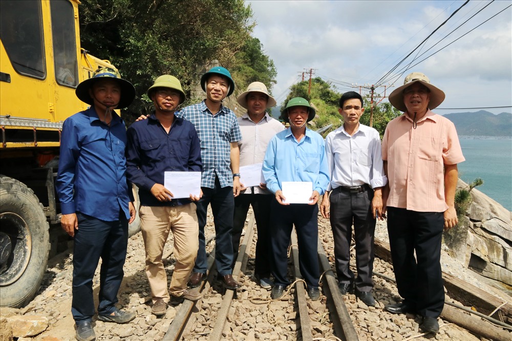 Ông Mai Thành Phương, chủ tịch CĐ Tổng công ty Đường sắt Việt Nam động viên CBCNVNLĐ tại công trường vừa thi công vừa phải đảm bảo an toàn. Ảnh: T.Thúy