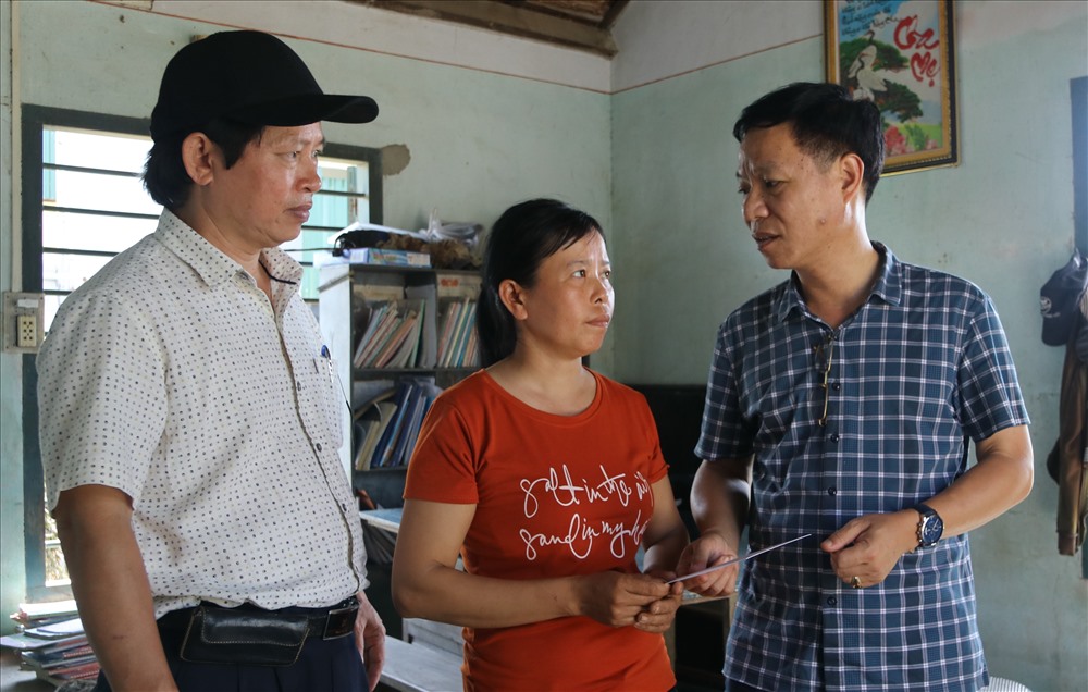 Lãnh đạo công đoàn chia sẻ với gia đình anh Trương Tiến Hòa- nhân viên Ga Ninh Hòa bị hư hỏng nặng nhưng anh vẫn chưa về nhà vì đang tập trung khắc phục sự cố đường sắt tại Đèo Cả. Ảnh: T.Thúy