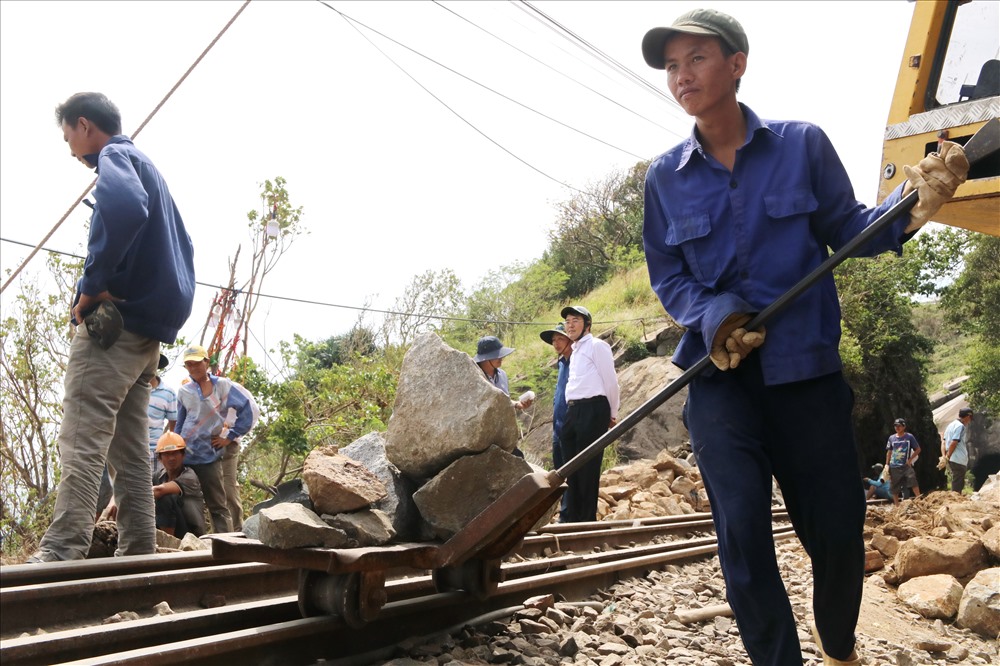 Toàn bộ đá được vận chuyển từ 2 đầu ga Đại Lãnh và Ga Hảo Sơn vào, công nhân phải bỗ dỡ thủ công từng viên một để đẩm bảo anh toàn cho đội thi công phía dưới. Ảnh: T.T