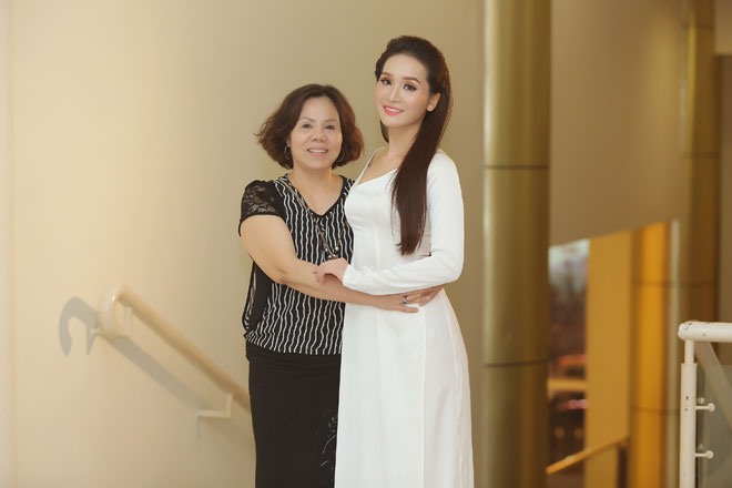 Cô hạnh phúc khi luôn có mẹ bên cạnh giúp đỡ, ủng hộ tinh thần.