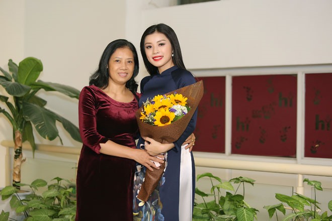 mẹ của hai cô gái đã không bỏ lỡ buổi diễn đặc biệt của hai con, bà tiếp tục “tháp tùng” hai con gái cưng lo chuyện hậu trường và xem các con biểu diễn. Mỗi khi có cả hai con gái cùng hát trong chương trình, chưa bao giờ bà bỏ lỡ những phút giây ấy, bà luôn là khán gỉa đầu tiên và chung thuỷ nhất của hai cô con gái. Đây cũng là niềm tự hào của Thu Hằng và Bích Hồng trong sự nghiệp nghệ thuật của mình, mẹ đã luôn đồng hành, ủng hộ và âm thầm trợ lực phía sau bằng tinh thần, tình yêu của mình.