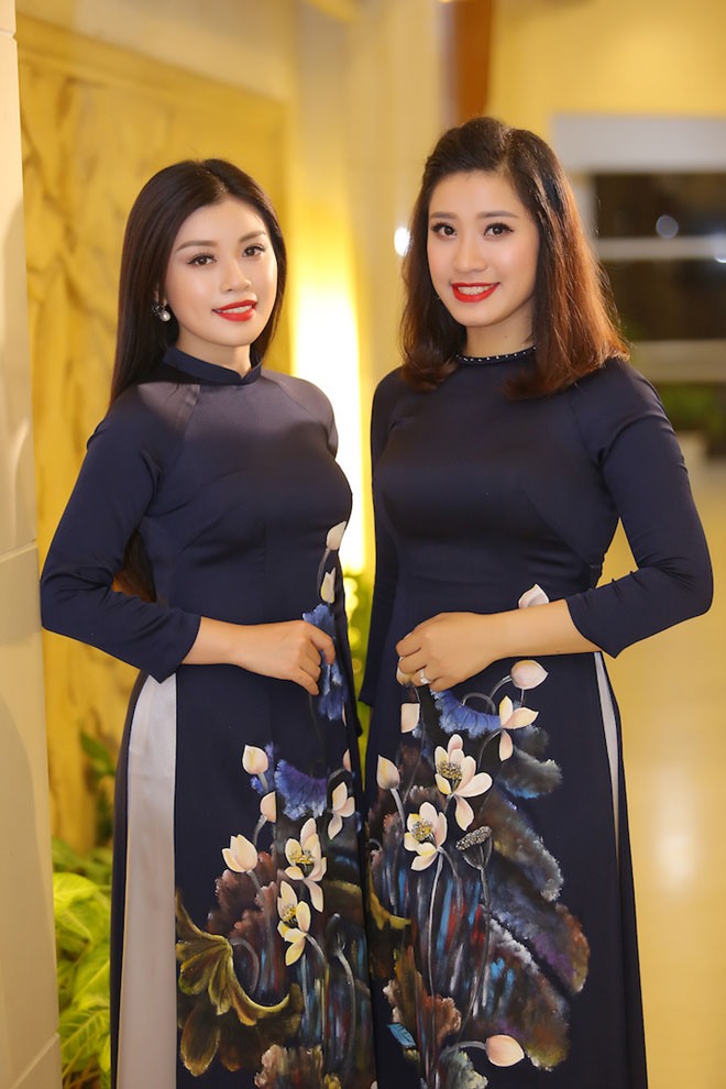 sao mai Thu Hằng cùng chị gái của mình là sao mai Bích Hồng lần đầu đứng chung trên sân khấu song ca ca khúc “Đừng quên câu dân ca“, ca khúc mà hai chị em vừa thực hiện MV chung nhận được rất nhiều lời khen ngợi.