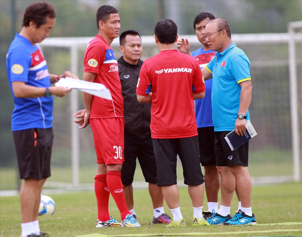 Vai trò của BHL và ông Park sẽ được thể hiện trong trận đấu ngày mai. Ảnh: H.A
