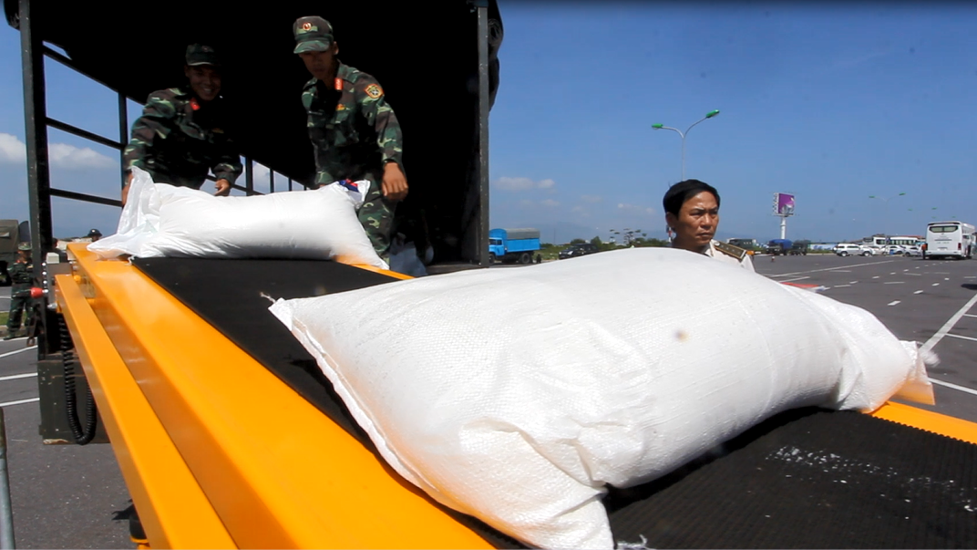 Khánh Hòa dành số hàng viện trợ này cho các hộ dân bị nhà sập, hộ đồng bào bị thiệt hại nặng trong bão tại 7 huyện thị , thành phố.