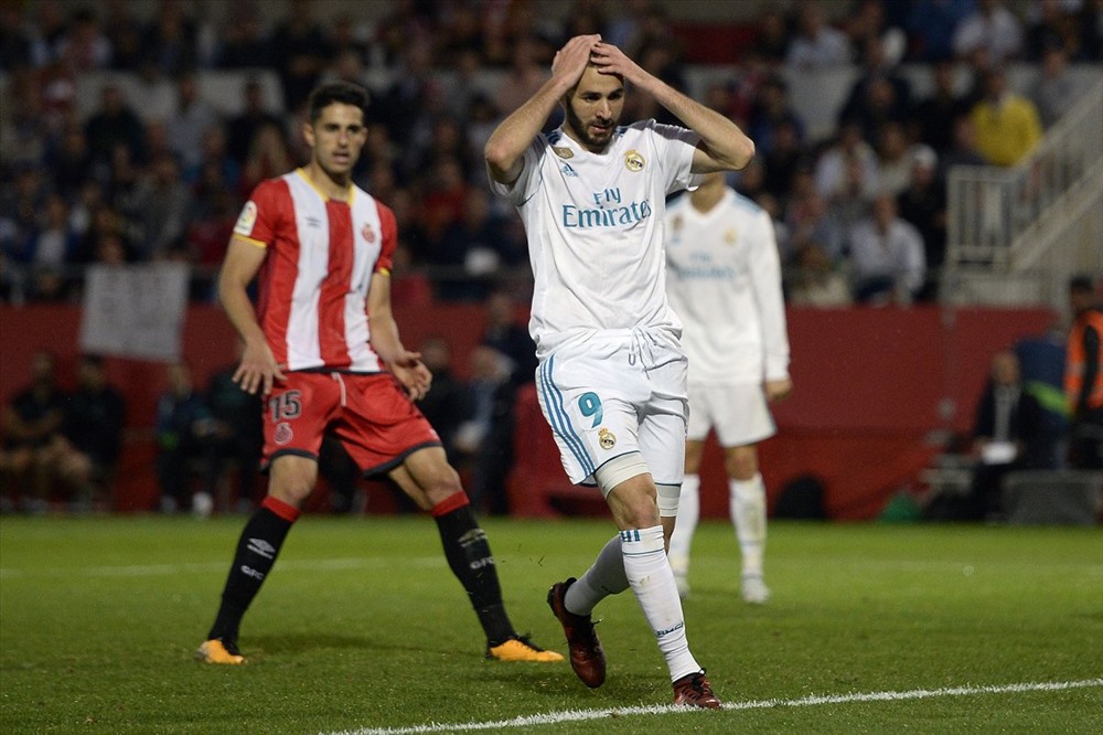 Benzema không ít lần bị chính CĐV Real la ó. Ảnh: Twitter.
