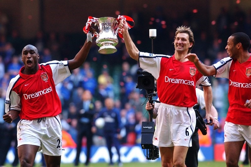 Sol Campbell là thành viên Arsenal vô địch Premier League mùa 2001-2002 và 2003-2004.