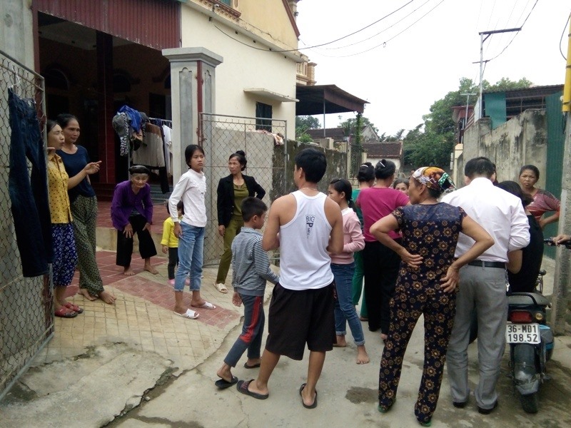 Người dân xã Thiệu Dương tố cáp vợ bí thư thôn được nhận phong bì.