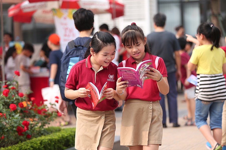 Hội sách Vinschool Book Fair 2017 là sự kiện thường niên của Hệ thống giáo dục Vinschool. Năm nay chương trình được tổ chức vào ngày 12/11/2017 với chủ đề “Vinsers thế kỷ 21 – Hội nhập qua từng trang sách”. Đây là một điểm nhấn trong chuỗi các hoạt động phát triển Văn hóa đọc của học sinh Vinschool được xây dựng và phát triển trong suốt năm học.