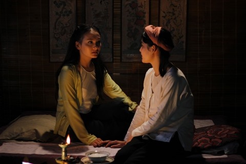 Mặc dù chủ yếu nói về chốn đô thị thời Pháp thuộc nhưng “Trò đời” vẫn tái hiện hình ảnh áo yếm bằng nhân vật “cô Đũi” trước khi lên kinh thành. Có thể thấy chiếc áo yếm dù mỏng manh nhưng vẫn được che khéo bởi chiếc áo cánh.