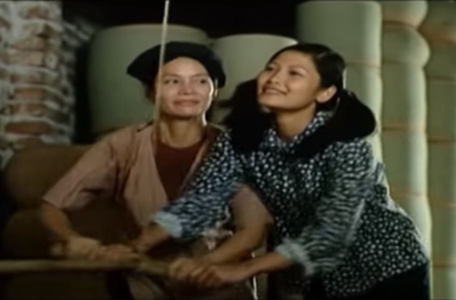 Trước đó, bộ phim “Bến không chồng” của đạo diễn Lưu Trọng Ninh đã xử lí khéo léo bằng cách các nhân vật đều có thêm chiếc áo cánh khoác ngoài.