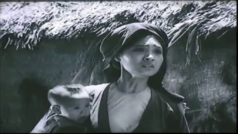 Chiếc áo yếm của chị Dậu trong bộ phim cùng tên cũng được khán giả chú ý bởi sự tinh tế. Vì thuộc tầng lớp nông dân nghèo khó nên chiếc áo được may bằng vải thường chứ không phải vải lụa.