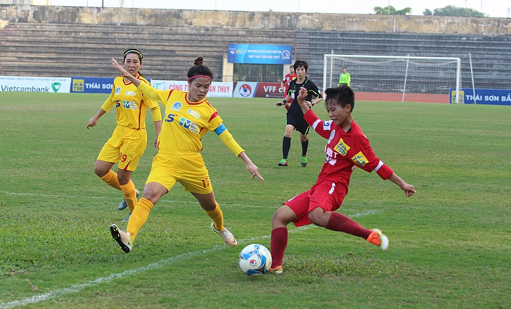 Hà Nội I (áo đỏ) không mấy khó khăn để đánh bại TPHCM II với tỉ số đậm 4-0