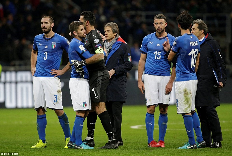 Nỗi buồn bao trùm ĐT Italy. Ảnh: Reuters.
