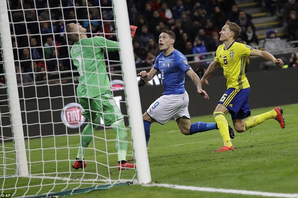 Belotti (áo xanh) nhìn bóng đi trúng xà ngang khung thành đội khách. Ảnh: AP.