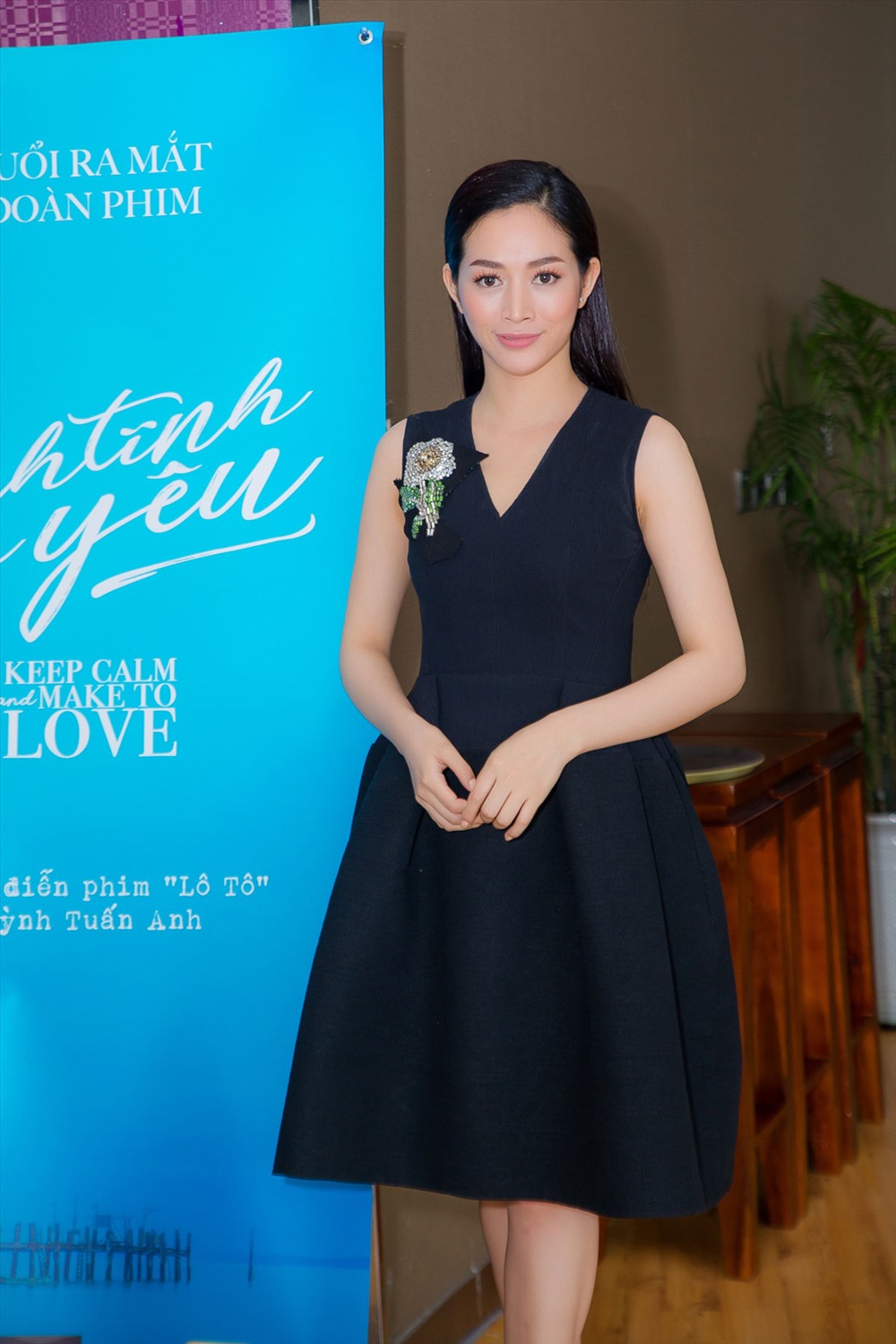 Bình tĩnh mà yêu do Cty Nam Uy BSB và Cty Oscar Town cùng sản xuất, sẽ lấy bối cảnh gần gũi với thiên nhiên. Đây là chuyện tình tay ba của một cô chủ ở resort nhỏ ven biển. Nói đúng hơn, đây là chuyện tình say nắng và những thử thách, cung bậc cảm xúc đa dạng trong tình yêu.