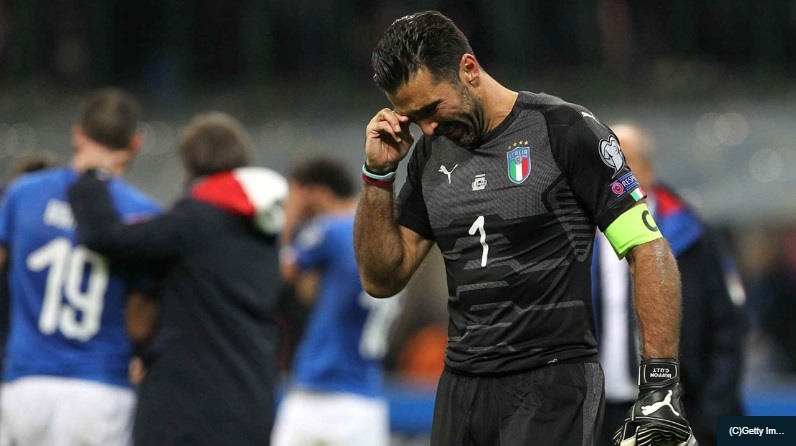Buffon chia tay trong nước mắt. Ảnh: Goal.