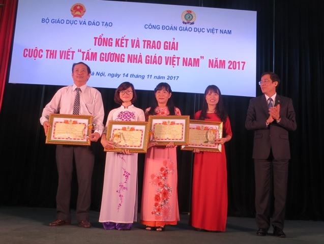 TS. Vũ Minh Đức - Chủ tịch CĐ Giáo dục VN Trao giải Nhì cho các tác giả. Ảnh: Xuân Trường