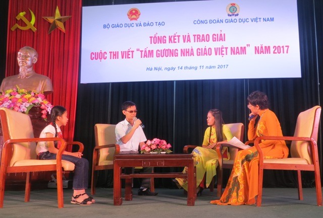 Các tác giả gồm thầy giáo khiếm thị Nguyễn Văn Tý - Trường PT Chuyên biệt Nguyễn Đình Chiểu, TP. Đà Nẵng; Đỗ Lệ Huyền - Hội Khuyến học tỉnh Quảng Ngãi và Vy Thị Minh Thu - học sinh lớp 5, Trường Tiểu học 1 xã Thái Bình, huyện Đình Lập, tỉnh Lạng Sơn giao lưu với các đại biểu. Ảnh: Xuân Trường